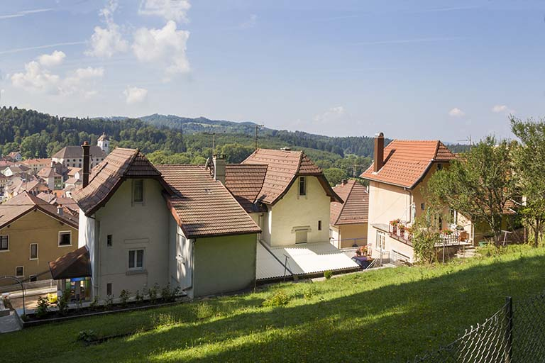 Immeuble aux n° 5-7 : façade côté mont (est), de trois quarts gauche. © Yves Sancey / Région Bourgogne-Franche-Comté, Inventaire du patrimoine - 2013