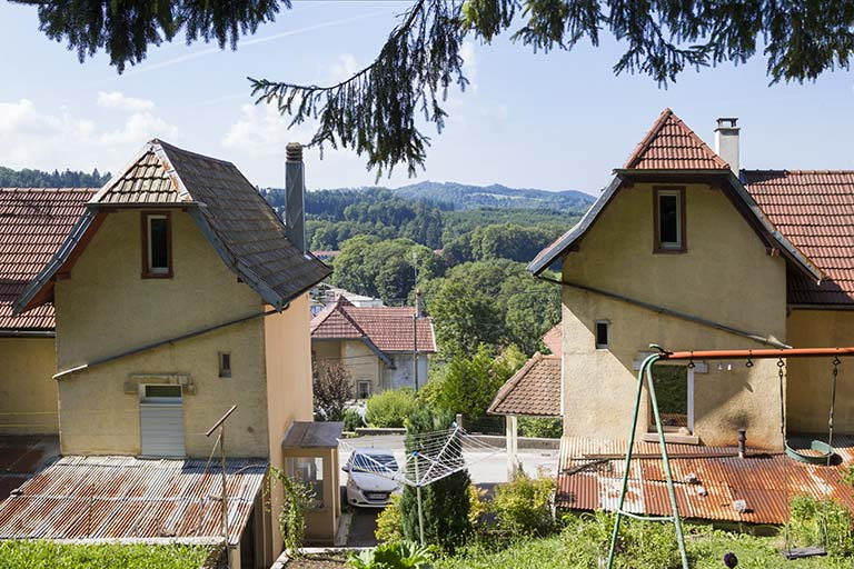 Immeubles aux n° 1 (à droite) et 3 (à gauche) : mur pignon des corps d'extrémité côté mont (est). © Yves Sancey / Région Bourgogne-Franche-Comté, Inventaire du patrimoine - 2013