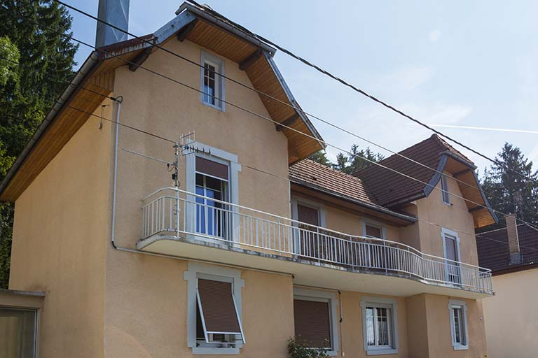 Immeuble au n° 3 : façade côté vallée (ouest), de trois quarts gauche. © Yves Sancey / Région Bourgogne-Franche-Comté, Inventaire du patrimoine - 2013