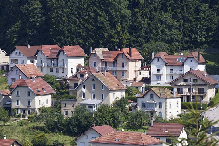 Vue d'ensemble des trois immeubles orientaux (n° 1 à 7 rue Montjoie), depuis le sud. © Yves Sancey / Région Bourgogne-Franche-Comté, Inventaire du patrimoine - 2013
