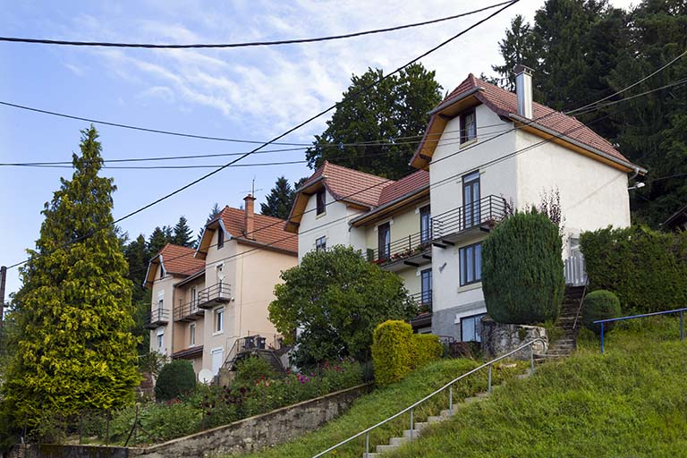 Immeubles n° 4 et 6 : façades côté vallée (ouest), de trois quarts droite. © Yves Sancey / Région Bourgogne-Franche-Comté, Inventaire du patrimoine - 2013