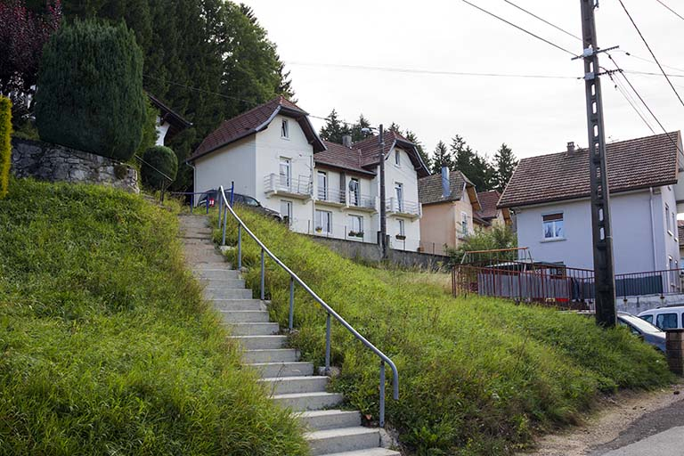 Immeuble au n° 1 : façade côté vallée (ouest), de trois quarts gauche. © Yves Sancey / Région Bourgogne-Franche-Comté, Inventaire du patrimoine - 2013