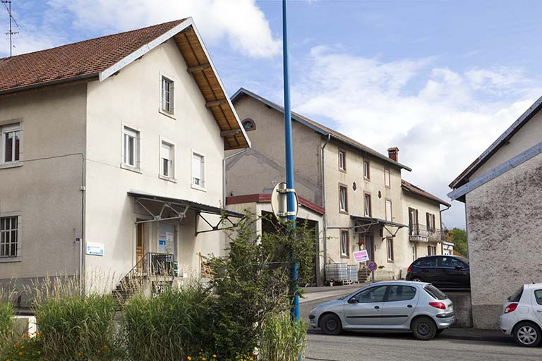 Entrepôt de vin, garage, minoterie et logement patronal, depuis la rue du Mont Miroir. © Yves Sancey / Région Bourgogne-Franche-Comté, Inventaire du patrimoine - 2013