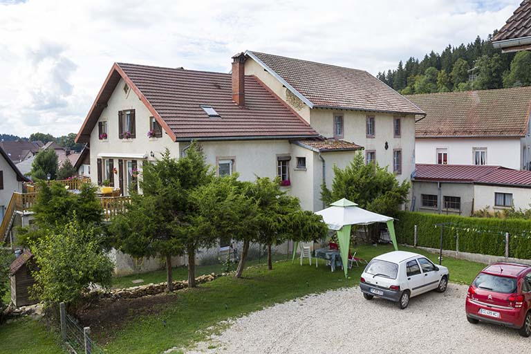 Vue d'ensemble, depuis le sud-est (logement patronal, minoterie, garage et entrepôt de vin). © Yves Sancey / Région Bourgogne-Franche-Comté, Inventaire du patrimoine - 2013