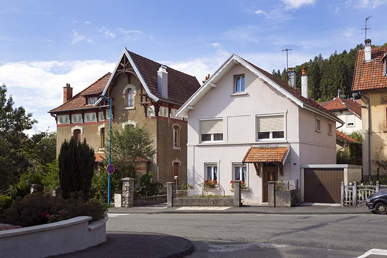 Usine : façade antérieure, de trois quarts droite. A gauche, la demeure de Paul Mauvais avant sa rénovation. © Yves Sancey / Région Bourgogne-Franche-Comté, Inventaire du patrimoine - 2013