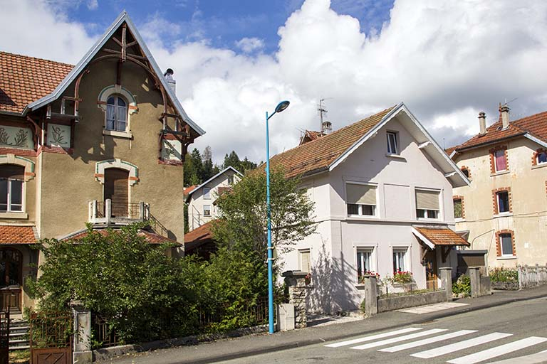 Vue d'ensemble depuis le sud-ouest, avant rénovation de la maison. © Yves Sancey / Région Bourgogne-Franche-Comté, Inventaire du patrimoine - 2013
