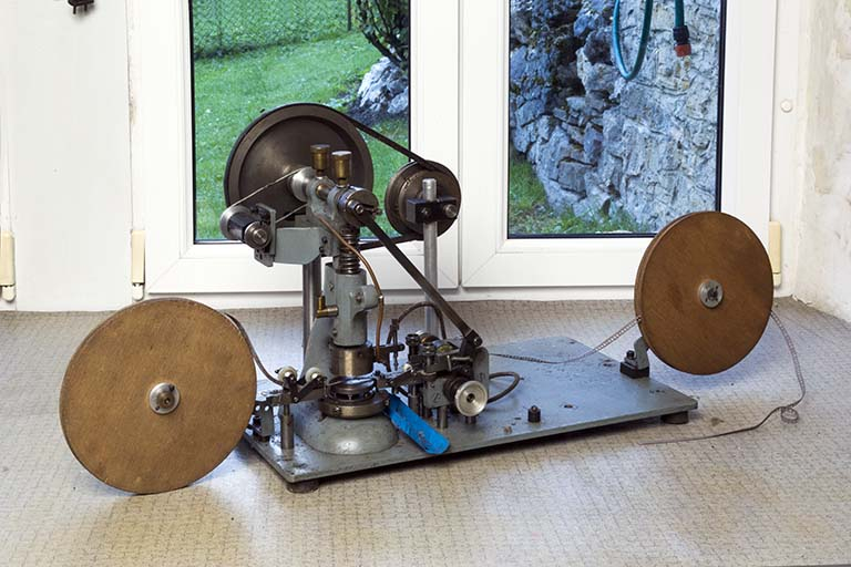 Exemple de production de l'atelier : machine à fabriquer les joints de couronne de remontoir. © Yves Sancey / Région Bourgogne-Franche-Comté, Inventaire du patrimoine - 2013