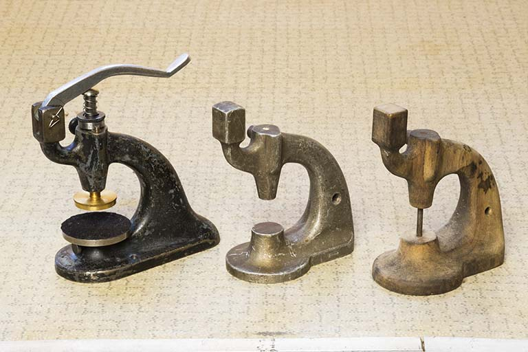 Exemple de production de l'atelier : modèles de fonderie pour la fabrication d'une potence à chasser les rubis et potence achevée. © Yves Sancey / Région Bourgogne-Franche-Comté, Inventaire du patrimoine - 2013