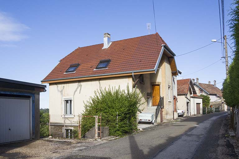 Vue d'ensemble, depuis le sud-est (façades antérieure et latérale gauche). © Yves Sancey / Région Bourgogne-Franche-Comté, Inventaire du patrimoine - 2013 Vue d'ensemble, depuis le sud-est (façades antérieure et latérale gauche). © Yves Sancey / Région Bourgogne-Franche-Comté, Inventaire du patrimoine - 2013