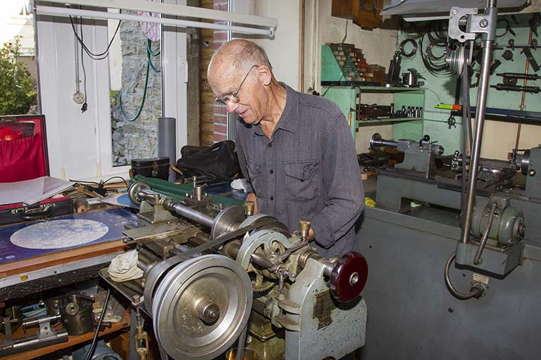 Jean-Marie Roch travaillant sur une machine. © Yves Sancey / Région Bourgogne-Franche-Comté, Inventaire du patrimoine - 2013