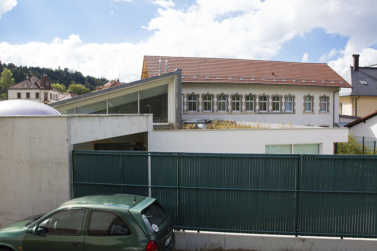 Bâtiments récents : extrémité orientale et porche. En arrière-plan, le bâtiment d'origine. © Yves Sancey / Région Bourgogne-Franche-Comté, Inventaire du patrimoine - 2013 Bâtiments récents : extrémité orientale et porche. En arrière-plan, le bâtiment d'origine. © Yves Sancey / Région Bourgogne-Franche-Comté, Inventaire du patrimoine - 2013