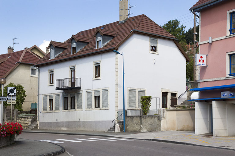 Réutilisation d'un bâtiment existant (1866) : la fabrique d'échappements à cylindre Delacour Frères, au 4 rue de Saint-Hippolyte. © Yves Sancey / Région Bourgogne-Franche-Comté, Inventaire du patrimoine - 2013