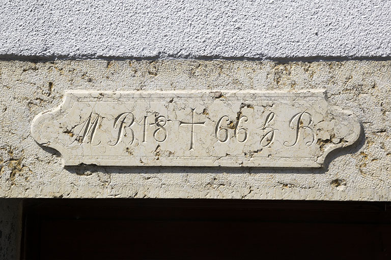 Façade latérale droite : linteau daté 1866. © Yves Sancey / Région Bourgogne-Franche-Comté, Inventaire du patrimoine - 2013