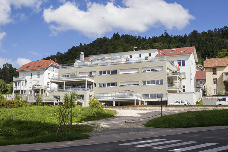 Bâtiments du 3e quart du 20e siècle : façade postérieure, de trois quarts droite (sud-ouest). © Yves Sancey / Région Bourgogne-Franche-Comté, Inventaire du patrimoine - 2013 Bâtiments du 3e quart du 20e siècle : façade postérieure, de trois quarts droite (sud-ouest). © Yves Sancey / Région Bourgogne-Franche-Comté, Inventaire du patrimoine - 2013
