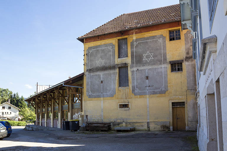 Entrepôt industriel : extrémité orientale, entre l'atelier de conditionnement (à gauche) et le premier atelier de fabrication (à droite). © Yves Sancey / Région Bourgogne-Franche-Comté, Inventaire du patrimoine - 2013