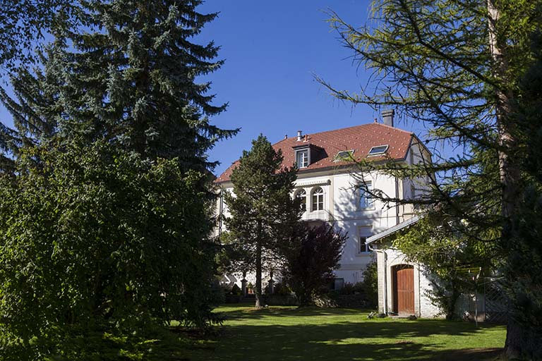 Façade postérieure, dépendance et parc. © Yves Sancey / Région Bourgogne-Franche-Comté, Inventaire du patrimoine - 2013