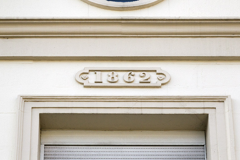 Façade antérieure : date 1862 au premier étage. © Yves Sancey / Région Bourgogne-Franche-Comté, Inventaire du patrimoine - 2013