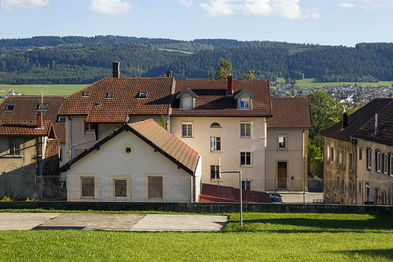 Magasin au nord et façade postérieure (à gauche avec, à droite, le bâtiment au n° 28). © Yves Sancey / Région Bourgogne-Franche-Comté, Inventaire du patrimoine - 2013