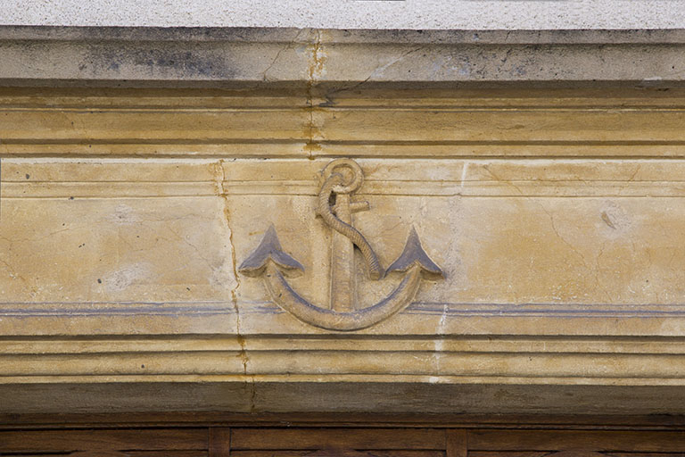 Ancre sculptée sur le linteau de l'entrée. © Yves Sancey / Région Bourgogne-Franche-Comté, Inventaire du patrimoine - 2013