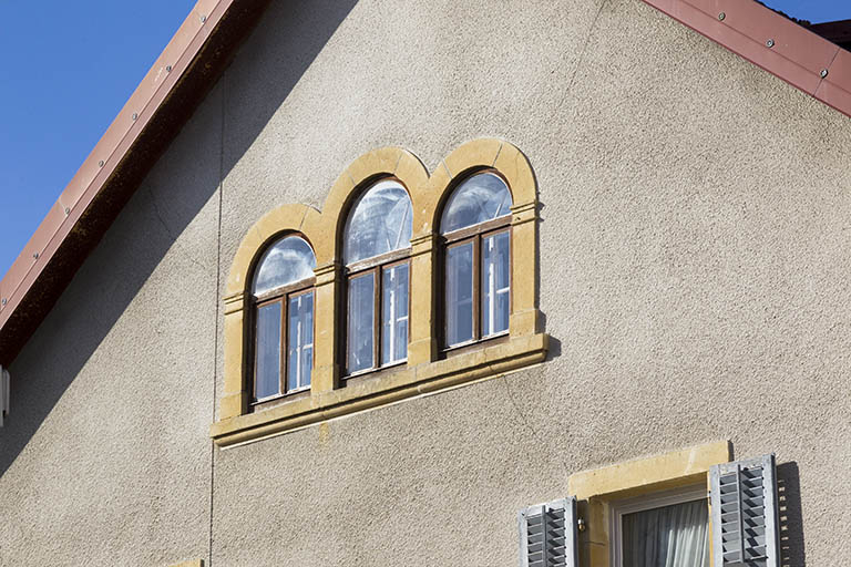 Pignon oriental : fenêtres en plein cintre. © Yves Sancey / Région Bourgogne-Franche-Comté, Inventaire du patrimoine - 2013