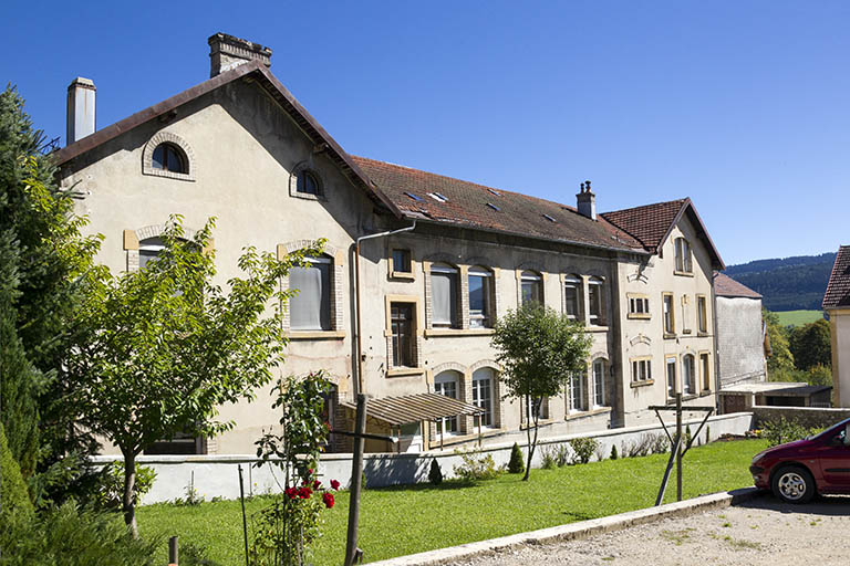 Aile ouest : façade occidentale, vue de trois quarts gauche. © Yves Sancey / Région Bourgogne-Franche-Comté, Inventaire du patrimoine - 2013