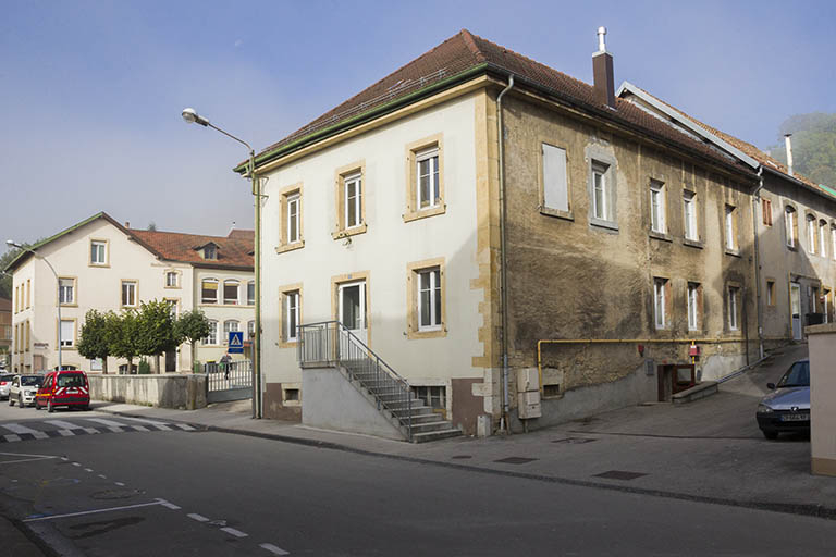 Vue d'ensemble depuis la rue, à l'est, avec au premier plan l'extrémité de l'aile orientale. © Yves Sancey / Région Bourgogne-Franche-Comté, Inventaire du patrimoine - 2013
