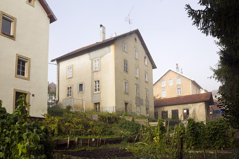 Façades postérieure et latérale droite. © Yves Sancey / Région Bourgogne-Franche-Comté, Inventaire du patrimoine - 2013 Façades postérieure et latérale droite. © Yves Sancey / Région Bourgogne-Franche-Comté, Inventaire du patrimoine - 2013