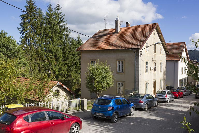 Vue d'ensemble, depuis l'ouest (façades antérieure et latérale gauche). © Yves Sancey / Région Bourgogne-Franche-Comté, Inventaire du patrimoine - 2013 Vue d'ensemble, depuis l'ouest (façades antérieure et latérale gauche). © Yves Sancey / Région Bourgogne-Franche-Comté, Inventaire du patrimoine - 2013
