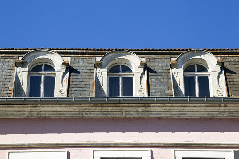 Façade antérieure : lucarnes. © Yves Sancey / Région Bourgogne-Franche-Comté, Inventaire du patrimoine - 2013 Façade antérieure : lucarnes. © Yves Sancey / Région Bourgogne-Franche-Comté, Inventaire du patrimoine - 2013