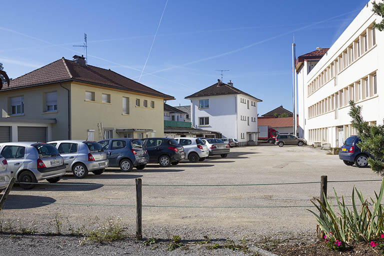 Maisons aux n° 3 (au centre) et 5 (à gauche) rue Emile Cattin : façade côté usine. © Yves Sancey / Région Bourgogne-Franche-Comté, Inventaire du patrimoine - 2013 Maisons aux n° 3 (au centre) et 5 (à gauche) rue Emile Cattin : façade côté usine. © Yves Sancey / Région Bourgogne-Franche-Comté, Inventaire du patrimoine - 2013