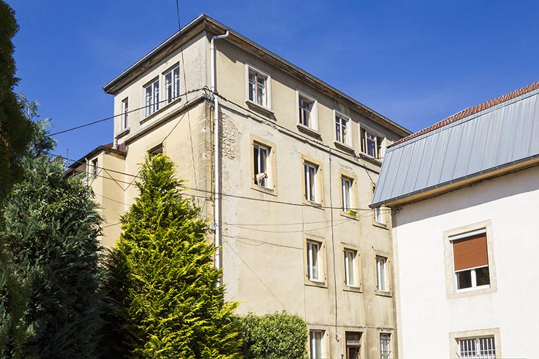 Façades latérale gauche et postérieure, vues en contre-plongée. © Yves Sancey / Région Bourgogne-Franche-Comté, Inventaire du patrimoine - 2013