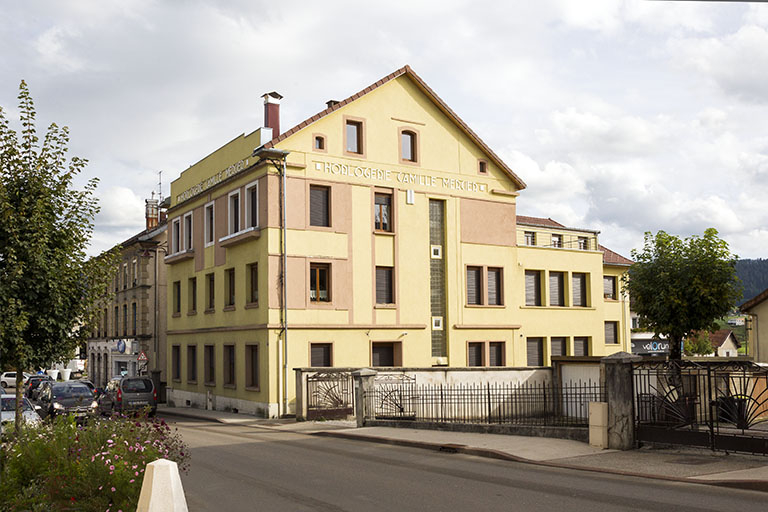 Vue d'ensemble, depuis l'ouest (immeuble et extension). © Yves Sancey / Région Bourgogne-Franche-Comté, Inventaire du patrimoine - 2013 Vue d'ensemble, depuis l'ouest (immeuble et extension). © Yves Sancey / Région Bourgogne-Franche-Comté, Inventaire du patrimoine - 2013