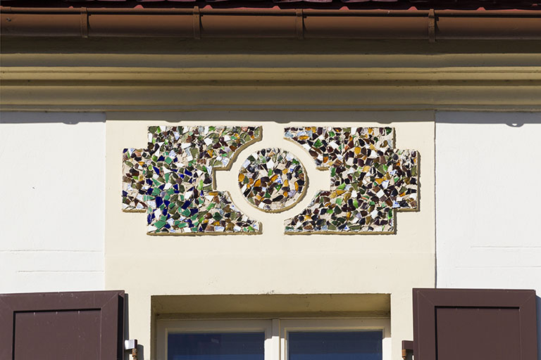 Dessus-de-fenêtre en mosaïque au dernier étage de la façade antérieure. © Yves Sancey / Région Bourgogne-Franche-Comté, Inventaire du patrimoine - 2013 Dessus-de-fenêtre en mosaïque au dernier étage de la façade antérieure. © Yves Sancey / Région Bourgogne-Franche-Comté, Inventaire du patrimoine - 2013