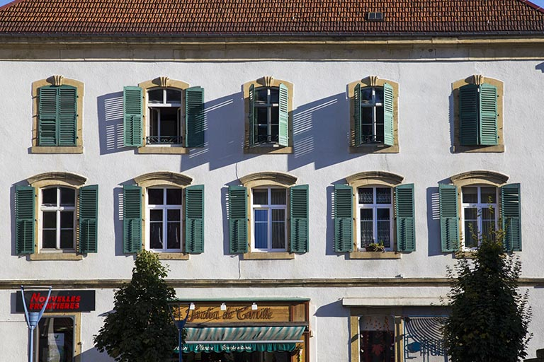 Façade antérieure : fenêtres des deux étages carrés. © Yves Sancey / Région Bourgogne-Franche-Comté, Inventaire du patrimoine - 2013 Façade antérieure : fenêtres des deux étages carrés. © Yves Sancey / Région Bourgogne-Franche-Comté, Inventaire du patrimoine - 2013