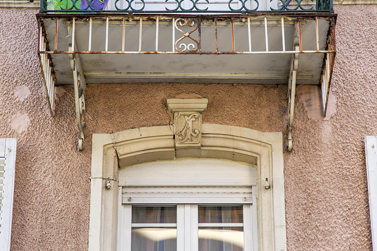 Façade antérieure : initiales AJ sur une clé. © Yves Sancey / Région Bourgogne-Franche-Comté, Inventaire du patrimoine - 2013