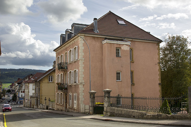 Vue d'ensemble, depuis le nord-ouest (façades antérieure et latérale droite). © Yves Sancey / Région Bourgogne-Franche-Comté, Inventaire du patrimoine - 2013