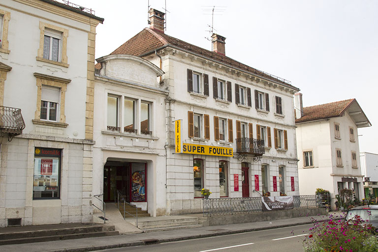 Porche et immeuble au n° 13, de trois quarts gauche. © Yves Sancey / Région Bourgogne-Franche-Comté, Inventaire du patrimoine - 2013