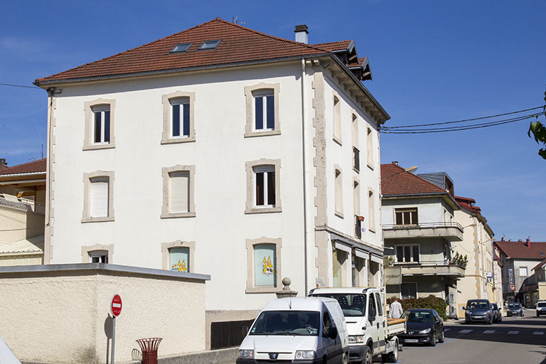Bâtiment à l'angle des rues Pasteur et Pertusier, en 2013 : façade latérale gauche. © Yves Sancey / Région Bourgogne-Franche-Comté, Inventaire du patrimoine - 2013