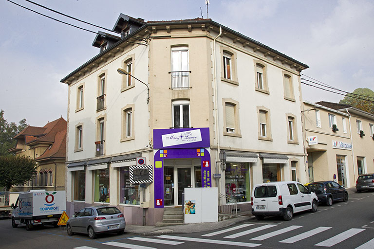 Bâtiment à l'angle des rues Pasteur et Pertusier, en 2013 : façades antérieure et latérale droite. © Yves Sancey / Région Bourgogne-Franche-Comté, Inventaire du patrimoine - 2013