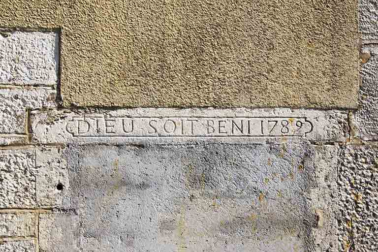 Façade latérale droite : linteau daté 1789. © Yves Sancey / Région Bourgogne-Franche-Comté, Inventaire du patrimoine - 2013