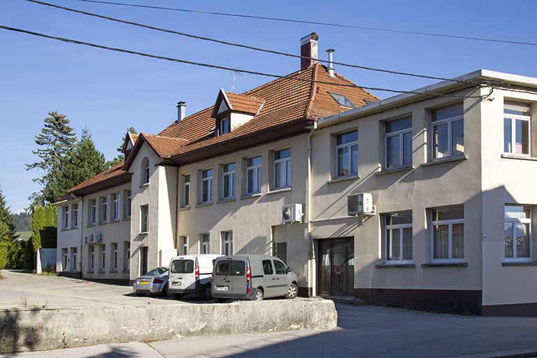Usine : façade postérieure, de trois quarts droite. © Yves Sancey / Région Bourgogne-Franche-Comté, Inventaire du patrimoine - 2013 Usine : façade postérieure, de trois quarts droite. © Yves Sancey / Région Bourgogne-Franche-Comté, Inventaire du patrimoine - 2013