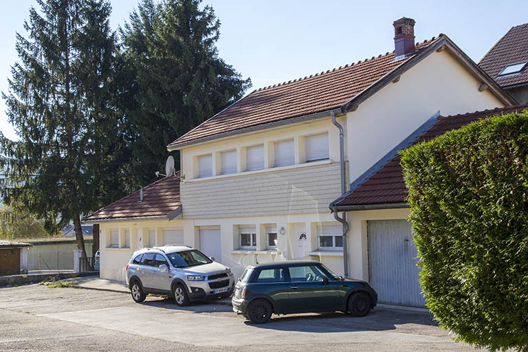 Bâtiment sur cour, de trois quarts droite. © Yves Sancey / Région Bourgogne-Franche-Comté, Inventaire du patrimoine - 2013 Bâtiment sur cour, de trois quarts droite. © Yves Sancey / Région Bourgogne-Franche-Comté, Inventaire du patrimoine - 2013