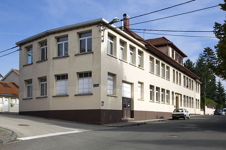 Usine : façade antérieure, de trois quarts gauche. © Yves Sancey / Région Bourgogne-Franche-Comté, Inventaire du patrimoine - 2013 Usine : façade antérieure, de trois quarts gauche. © Yves Sancey / Région Bourgogne-Franche-Comté, Inventaire du patrimoine - 2013