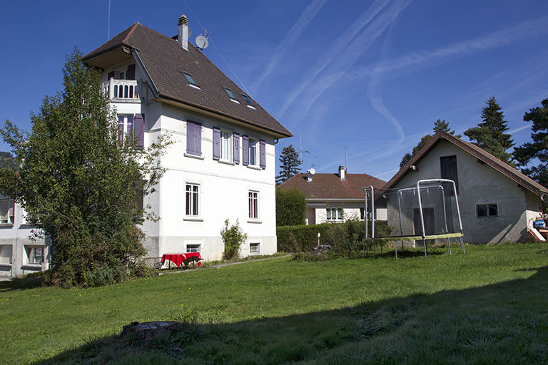 Maison (façade latérale droite) et garage. © Yves Sancey / Région Bourgogne-Franche-Comté, Inventaire du patrimoine - 2013