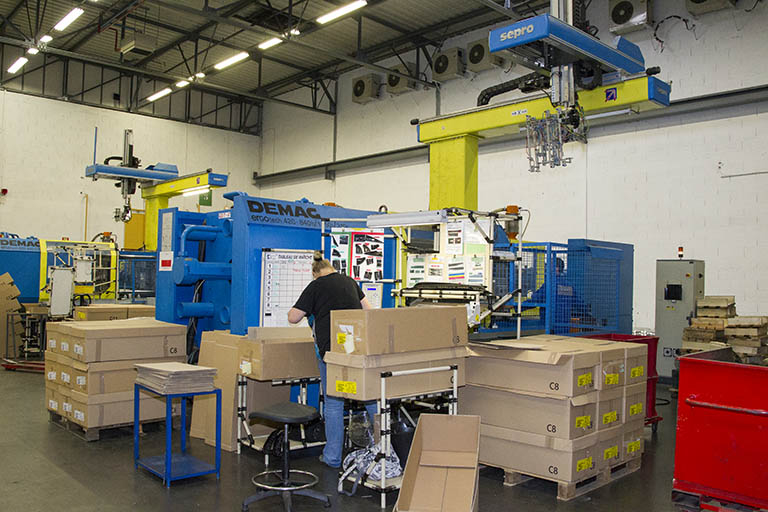 Site récent : presse dans un atelier d'injection plastique. © Yves Sancey / Région Bourgogne-Franche-Comté, Inventaire du patrimoine - 2013