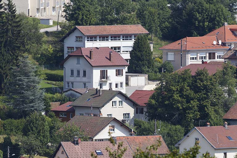 Vue d'ensemble éloignée, depuis le sud-ouest. © Yves Sancey / Région Bourgogne-Franche-Comté, Inventaire du patrimoine - 2013