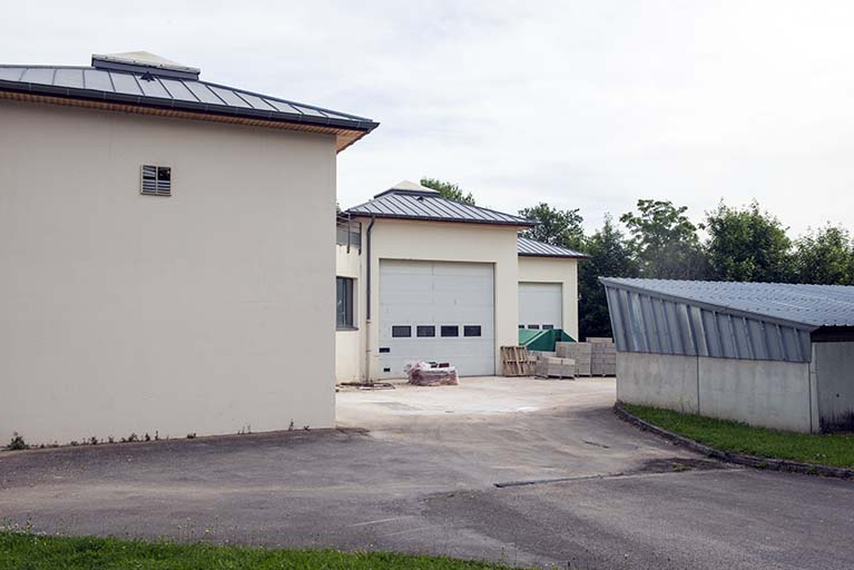 Cour et détail d'une des trois entrées des ateliers maçonnerie. © Mary Ruffinoni / Région Bourgogne-Franche-Comté, Inventaire du patrimoine - 2013