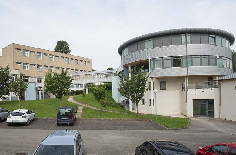 Vue sur l'internat-restauration et la passerelle depuis l'aire de stationnement. © Mary Ruffinoni / Région Bourgogne-Franche-Comté, Inventaire du patrimoine - 2013
