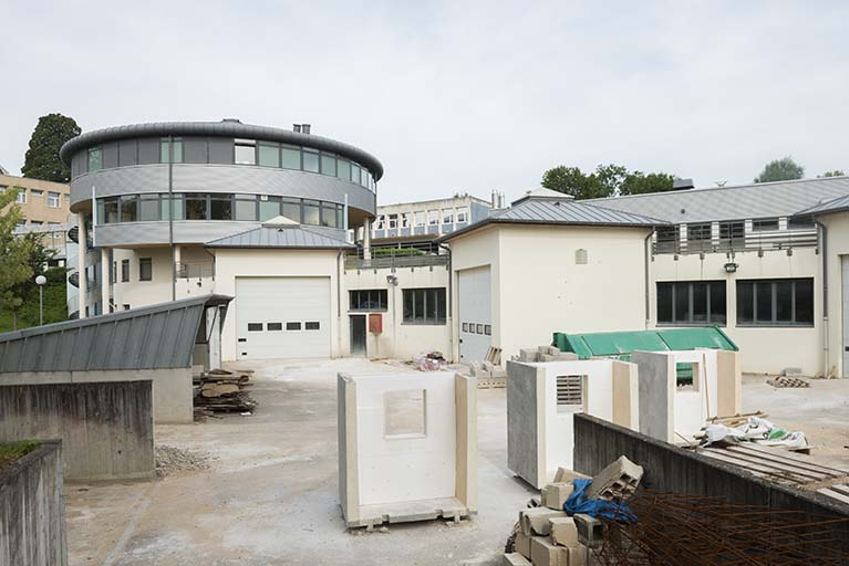 Vue sur la tour et les ateliers depuis l'est. © Mary Ruffinoni / Région Bourgogne-Franche-Comté, Inventaire du patrimoine - 2013