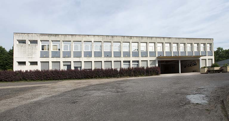 Façade sud-est de l'externat et préau. © Mary Ruffinoni / Région Bourgogne-Franche-Comté, Inventaire du patrimoine - 2013
